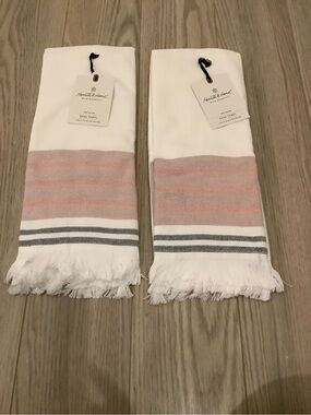 Bundle of 2 Hearth and Hand hand towels❤️❤️❤️❤️